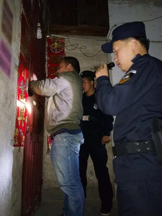 攀枝花粗心妈妈误将幼女锁家中 民警全城寻开锁师傅开门